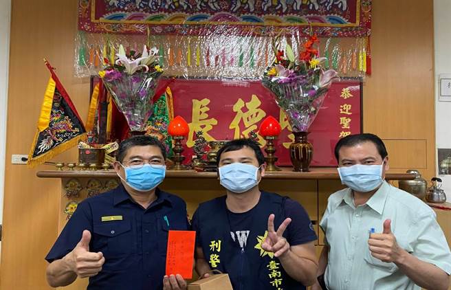 台南玉井警分局侦查佐陈智颍（中）高中警佐班，分局长许敏能（左）、侦查队长吴铭祥向他祝贺。（读者提供／刘秀芬台南传真）