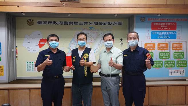 台南玉井警分局侦查佐陈新添（左二）高中警佐班，分局长许敏能（左）致赠奖励金祝贺。（读者提供／刘秀芬台南传真）