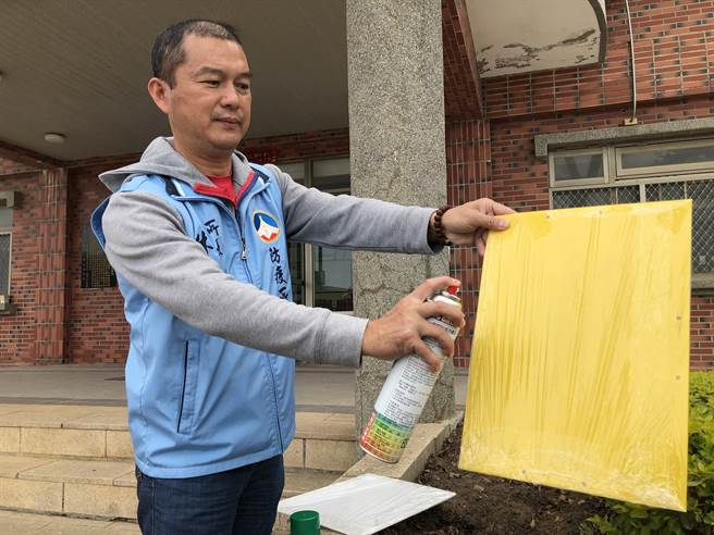 金門縣防疫所提供農民防疫資材使用，包括布放捕蠅板、捕蚊燈在內，牧場整體防疫狀況良好之二。（李金生攝）