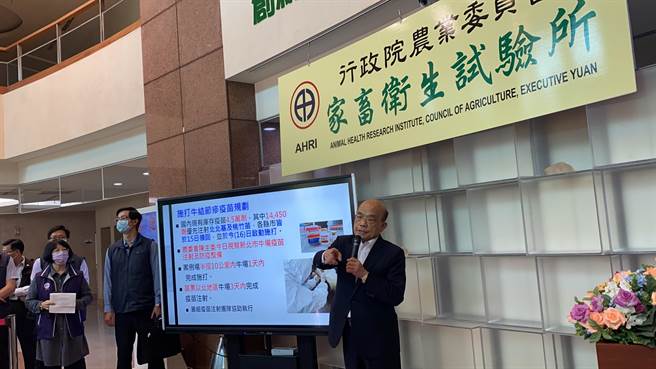 行政院长苏贞昌16日视察牛结节疹防疫应变措施，面对媒体提问，后续交通部长接任人选，是不是有些考量的条件？苏贞昌回应，未来新任部长的人选仍在谘询中。（戴上容摄）