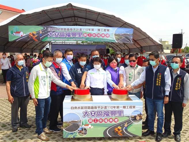 （盧秀燕16日於現地辦理開工祈福典禮，祈求工程施工順利。圖／曾麗芳）
