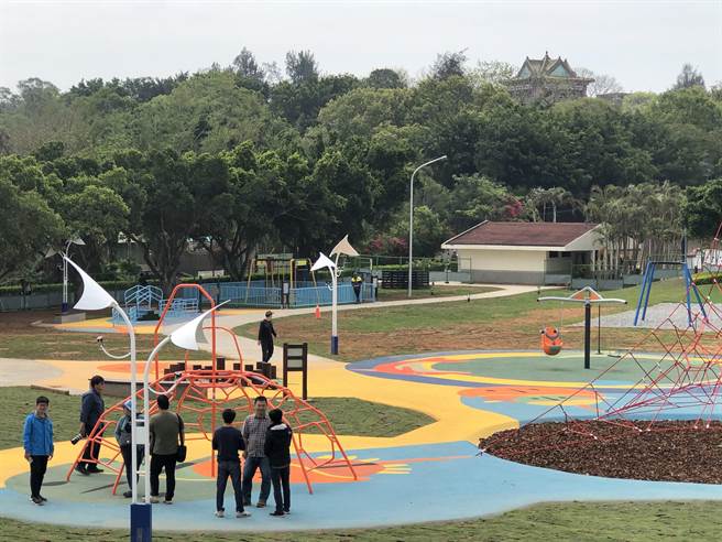 莒光公园游戏场有10余组游乐设施，远方即是着名的景点莒光楼。（李金生摄）