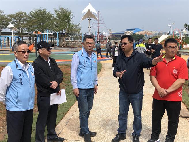 杨镇浯县长今天实地勘查，要求县养工所完备安全、友善条件，目标是做到好还要更好。（李金生摄）