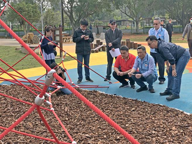 杨镇浯县长今天实地勘查，要求县养工所完备安全、友善条件，目标是做到好还要更好。（李金生摄）