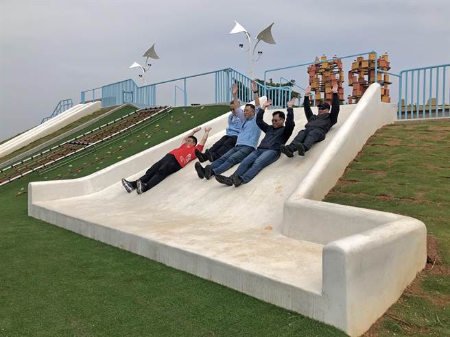 杨镇浯县长（中）童心大发玩起溜滑梯，预期成为老少乡亲休閒游憩的好地方。（李金生摄）