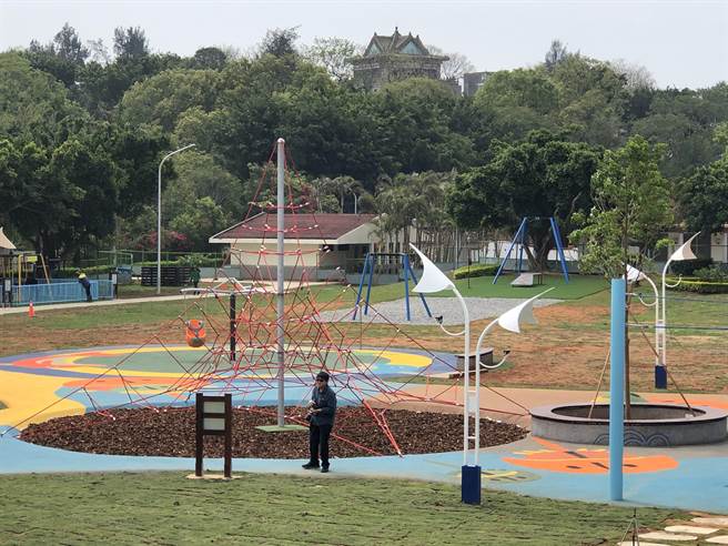 莒光公园游戏场有10余组游乐设施，远方即是着名的景点莒光楼。（李金生摄）