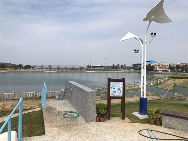 莒光公园游戏场坐落于风光明媚的莒光湖畔，周界景色赏心悦目。（李金生摄）