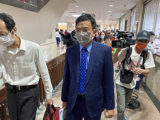 小英論文案開庭，彭文正告了法官。（林偉信攝）