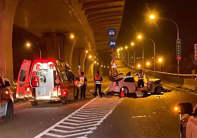 大里區環中東路五段，16日凌晨發生白色轎車與黑色休旅車撞擊的嚴重車禍，二駕駛均卡車內，以破壞器材救出。（記者爆料網提供／黃國峰台中傳真）