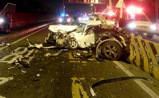 大里區環中東路五段，16日凌晨發生白色轎車與黑色休旅車撞擊的嚴重車禍，黑色休旅車車頭與車身分離，引擎室及右前輪卡在道路分隔圍欄，白車則車頭大面積毀損。（霧峰分局提供／黃國峰台中傳真）