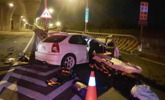 大里區環中東路五段，16日凌晨發生白色轎車與黑色休旅車撞擊的嚴重車禍，二車駕駛均卡車內，救護人員準備長背板救出傷者。（霧峰分局提供／黃國峰台中傳真）