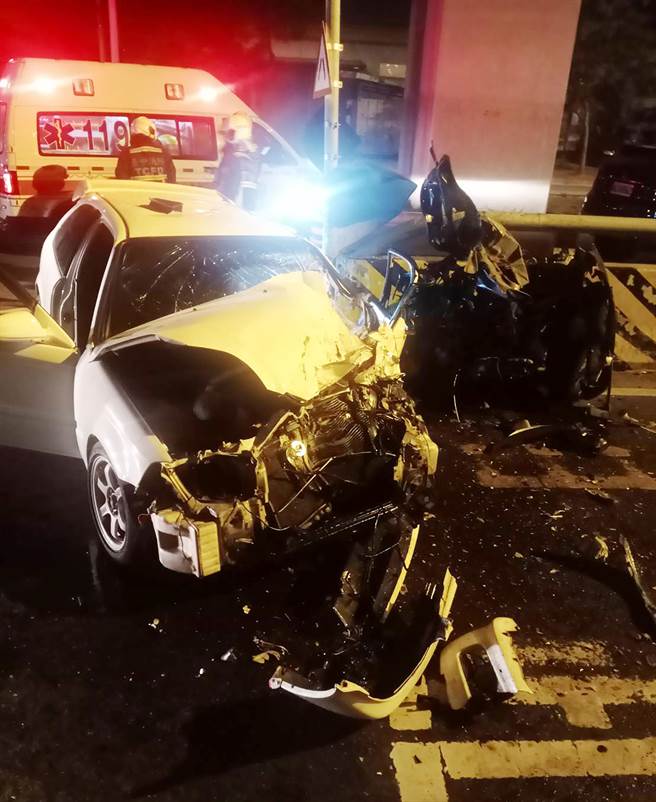 大里區環中東路五段，16日凌晨發生白色轎車與黑色休旅車撞擊的嚴重車禍，黑色休旅車車頭與車身分離，引擎室及右前輪卡在道路分隔圍欄，白車則車頭大面積毀損。（記者爆料網提供／黃國峰台中傳真）