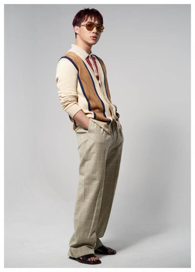 OZI穿上GUCCI復古三件式男装，笑说这套装扮很适合搭配豪宅和千万跑车入镜，是年轻富豪最爱的装扮。（JOJ PHOTO摄）