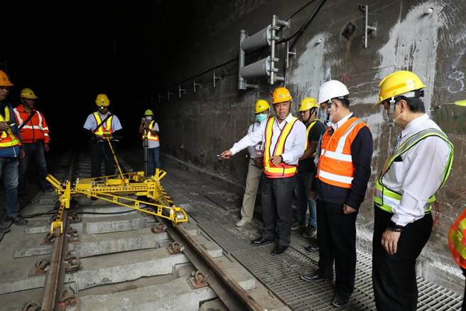 交通部长林佳龙今天中午来到出轨的北迴东正线清水隧道，勘查铁轨检测作业。（台铁提供／王志伟花莲传真）