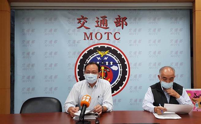 （图左为公路总局工务组组长叶双福，右为监理组组长林义胜。图／郭建志摄）
