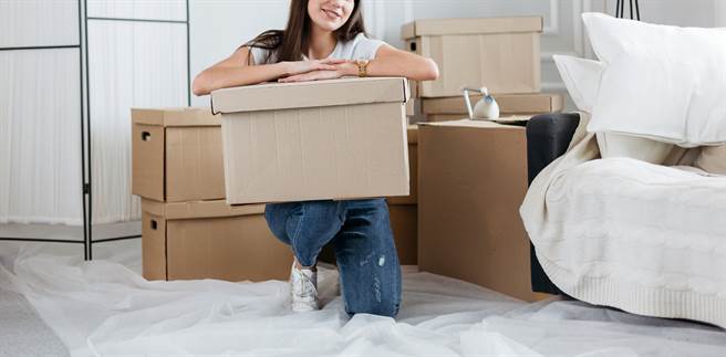 网友在知名租屋网上发现租屋资讯，不但月租仅1千，还会提供3餐，每个月还会有5千至1万元的「生活费」等内容，让他惊讶地说「这是租屋还是租身体？」（示意图/Shutterstock提供）