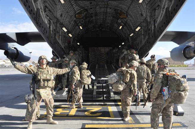 拜登政府正将重要的军事资产自中东撤出，却犯下严重错误。图为准备登机离开阿富汗的美陆军国民兵。(图/DVIDS)