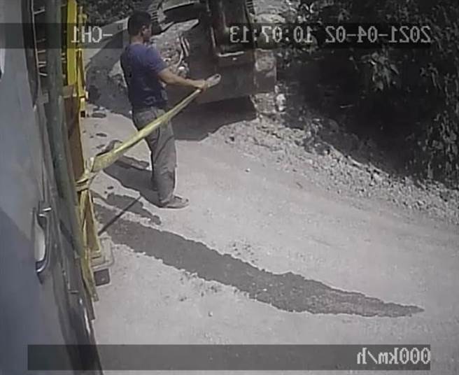 李義祥發現工程車卡在樹叢後，未即時通報專業單位協調卡車，逕自用吊帶綑綁在怪手與工程車之間。（圖／花蓮地檢署提供）