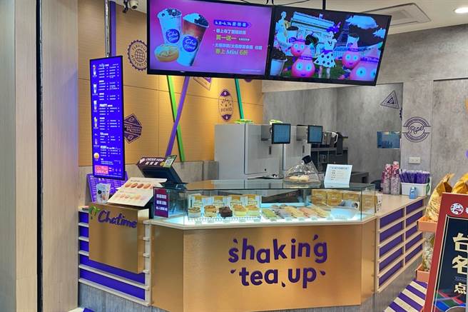 连锁餐饮集团六角结合旗下茶饮品牌「日出茶太Chatime」及伴手礼品牌「春上布丁蛋糕」，于新竹站前门市打造双品牌全新概念店，拓展台式午茶新商业模式。（六角提供）