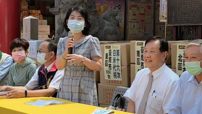 台南市社会局肯定台湾首庙天坛代捐爱心米活动，造福很多弱势族群。（程炳璋摄）