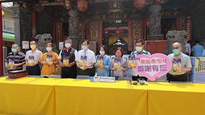 各区公所与社福利团体到场领信眾捐赠的爱心米。（程炳璋摄）