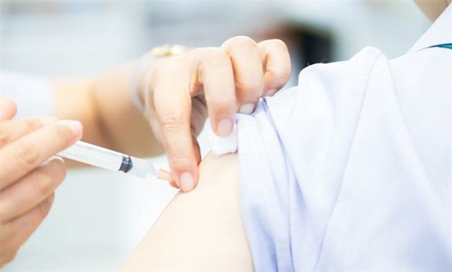 搶救疫苗打氣，4月21日起開放AZ疫苗自費接種，31家接種院所一次看。（示意圖／Shutterstock)