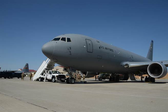 KC-46A与美国空军可拆卸式空中厕所整合不良，只要该型机在飞行时改变高度，便可能发生「漏屎」的惨况。（图／DVIDS）