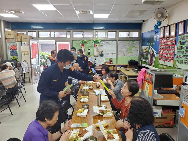 南港分局举办交通安全宣导活动，员警向长者细心解说交通安全知识。(翻摄照片／林郁平台北传真）