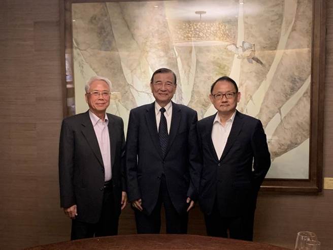 东元三大股东会晤，左起：宝佳集团创办人林陈海、东元集团会长黄茂雄、华新丽华董事长焦佑伦。（图／东元提供）
