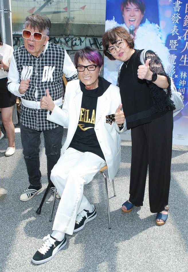 林松義（左）與紀寶如（右）現身支持林沖。（吳松翰攝）