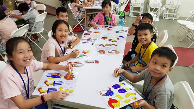 新北市110年假日艺术学校自4月至12月共开设163门课程，涵盖8大艺术分类，已陆续开课。（教育局提供）