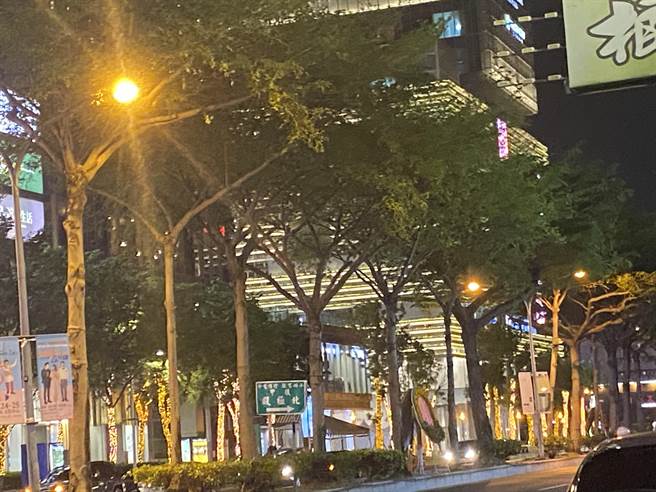 台南市政府計畫花1年時間汰換全市近9萬盞高耗能傳統路燈，全面換裝為低耗能高效率且節省電費之LED路燈。（曹婷婷攝）