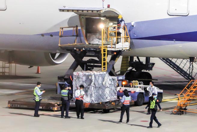 中央疫情指揮中心表示，第3批AZ疫苗，將在6月到貨。圖為首批自COVAX平台訂購的19.92萬劑AZ疫苗抵台的畫面。（本報資料照片）