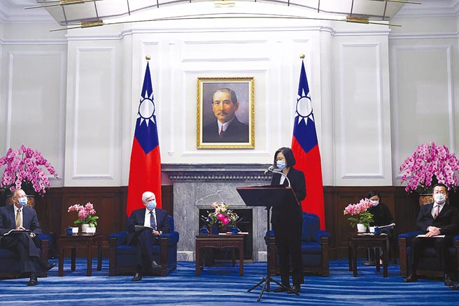 美前参议员陶德（左二）率领的「美国总统拜登派遣资深访团」昨天拜会蔡英文总统（右二），下午则接连拜会行政院长苏贞昌和6位朝野立委。（路透）