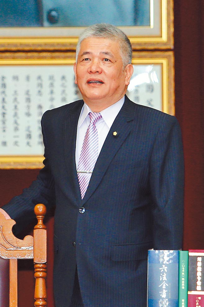 继任交通部长热门人选，除政次王国材、基隆市长林右昌被点名外，传出台湾世曦工程顾问董事长施义芳（见图）可能是黑马。（本报资料照片）