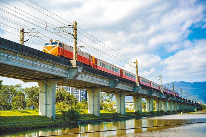 立法院交通委员会昨邀集交通界专家学者为台铁把脉。专家几乎一致同意台铁需要组织改造，学者呼吁停止台铁立体化工程，图为铁路高架宜兰市校舍路至兰阳溪段。（本报资料照片）