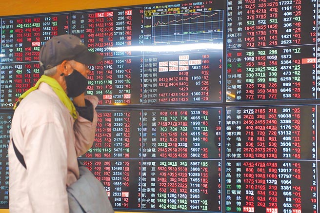 台北股市15日成功站上17000点，突破前波高点17041点，尾盘收在最高17076.73点，创歷史新高。（中央社）