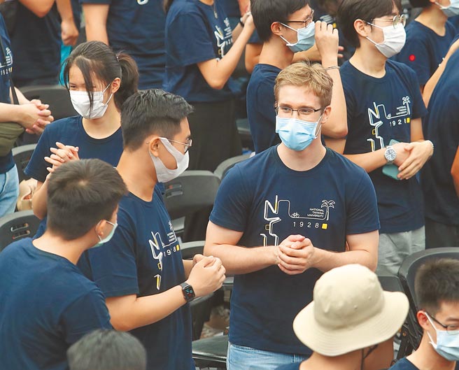 行政院会昨通过《外国专业人才延揽及雇用法》修正草案，针对外国特定专业人才来台永久居留年限，由现行5年降至3年；外籍学生若在台取得硕、博士学位后留台工作，就学期间可折抵，缩减取得永居年限1到2年。（陈怡诚摄）