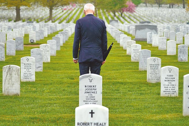 美国总统拜登14日在白宫宣布，驻阿富汗美军将于今年9月11日前全部撤出。拜登随后造访阿灵顿国家公墓，站在阿富汗捐躯的美国将士墓碑群中。（美联社）