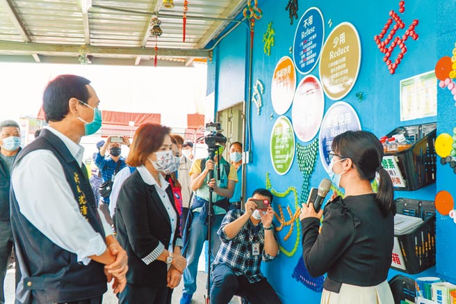 宜蘭縣長林姿妙前往壯圍鄉功勞社區資收小站視察，並聽取工作人員的說明。（宜蘭縣政府提供／胡健森宜蘭傳真）