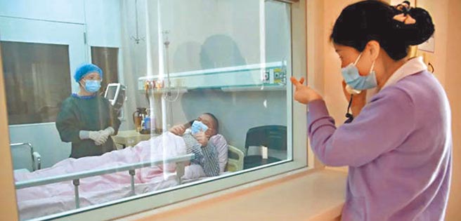 一位台青的造血幹細胞經過千里運送，7日成功輸入到一位江蘇青年患者體內。圖為南京明基醫院護理人員為接受骨髓捐贈患者打氣。（摘自網路）