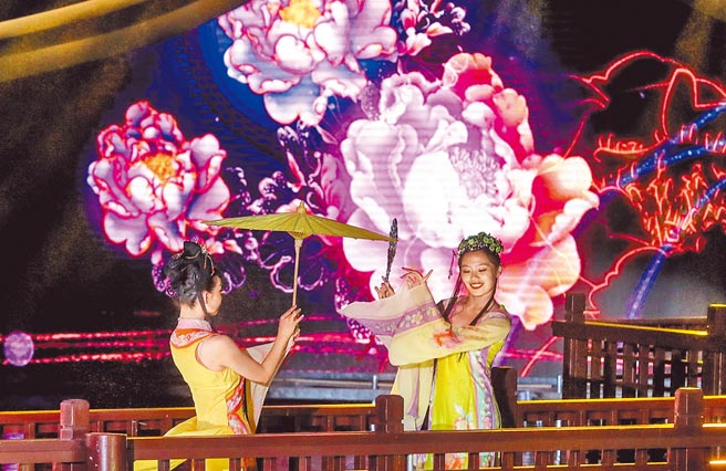 江蘇崑山蟬聯大陸十大經濟強縣冠軍。圖為2019年兩岸（崑山）中秋燈會開燈儀式表演「夜美周莊」。（新華社）