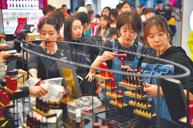 大陆第1季进出口数据显示，对美国进出口总值猛增7成以上，增速大幅领先其他贸易伙伴。（新华社）