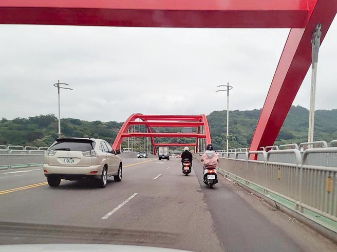 銜接新北、台北交通的關渡大橋，是汽機車共用的重要橋梁，橋面近期出現多處補丁，補丁的高低差造成多位騎士受傷。（新北市議員陳偉杰提供／戴上容新北傳真）