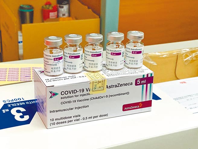 因应扩大接种对象后施打疫苗的量剂增加，疾管署14日配送1300剂疫苗至桃园市。（姜霏摄）