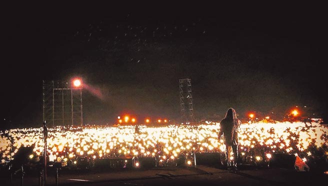 张惠妹男友Sam日前贴出「男友视角」照片放闪。（摘自脸书）