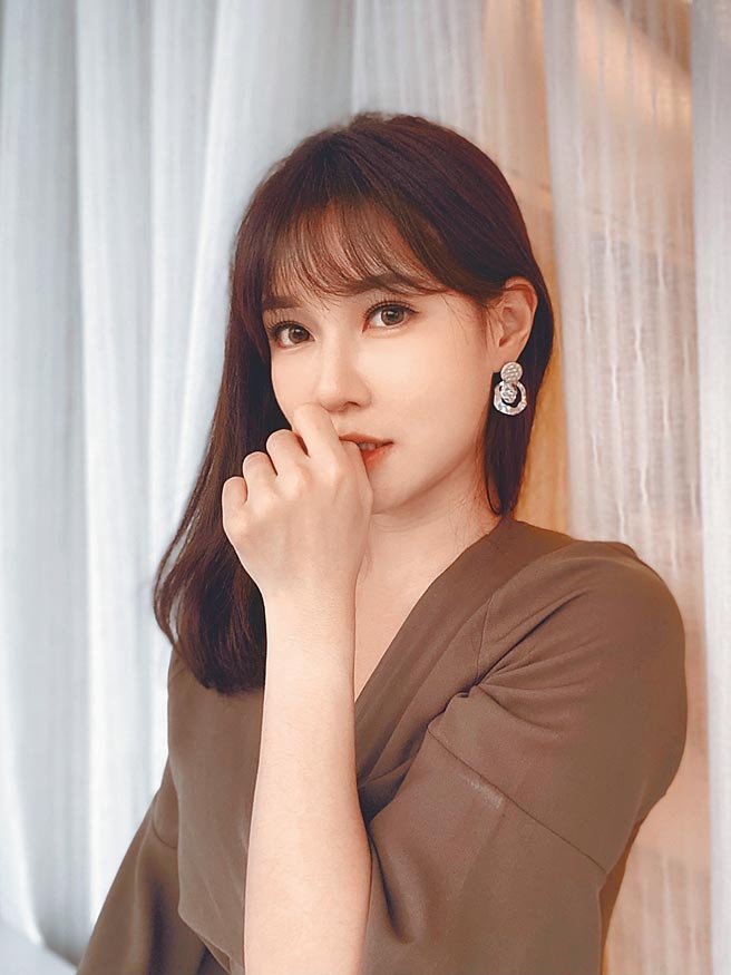 中天主播张若妤认为耳环对于整体造型具有画龙点睛之效。（中天新闻台提供）