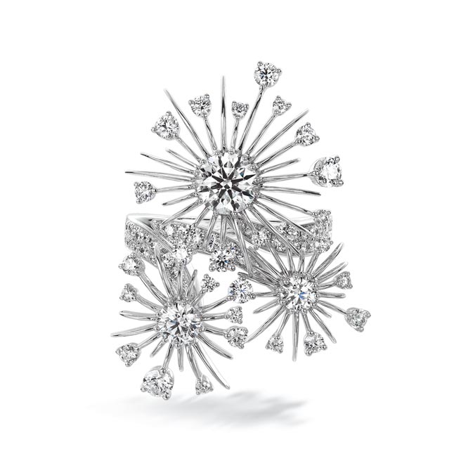 HEARTS ON FIRE的Aerial Dandelion白K金鑽石戒指 ，62萬元。（HOF提供）