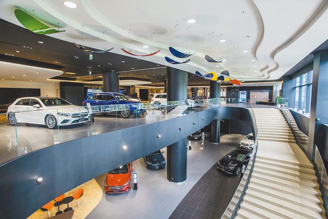 台明宾士三重新据点挑高的天井设计搭配上大量的植栽，营造出空间的流动感。（台湾宾士提供）