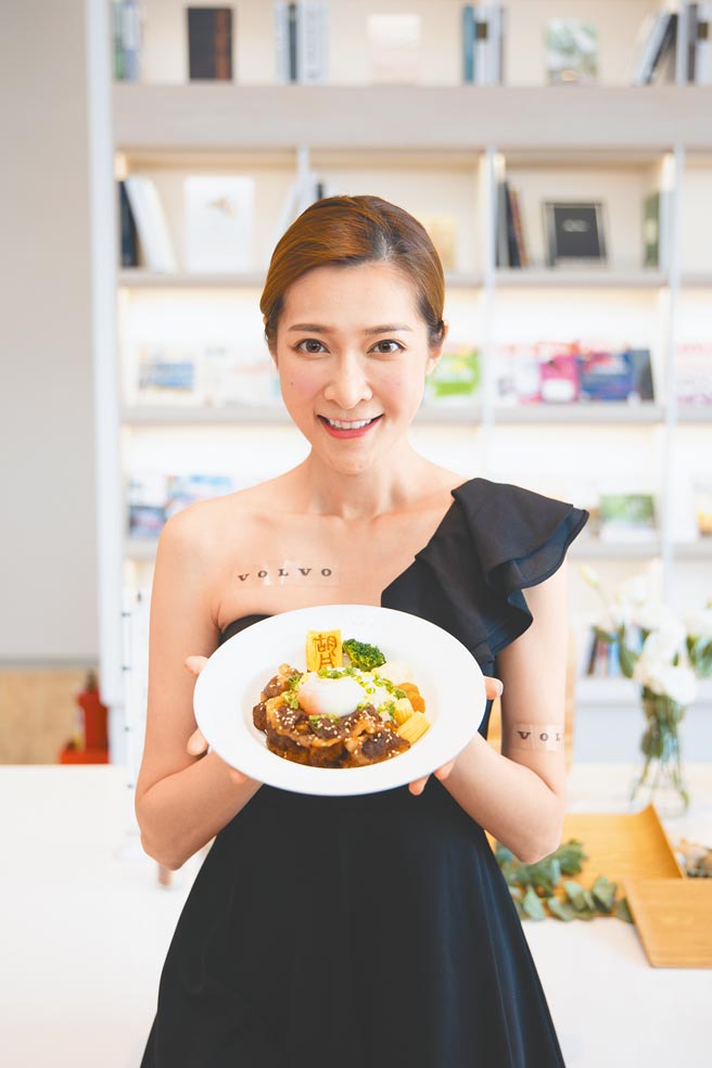 VOLVO颠覆在展间仅能享用糕点与冷食的传统作法，邀胡同烧肉操刀，推出「胡同特制和牛丼」与「胡同特制鸡亲子丼」两款烧肉丼饭主餐。（国际富豪提供）
